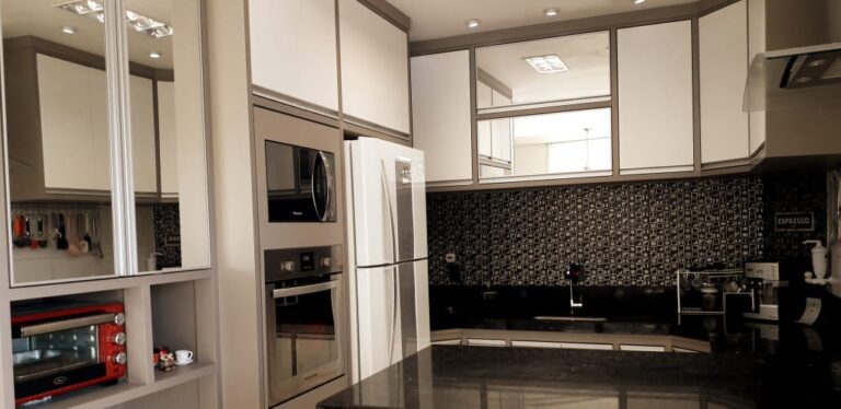 Excelente sobrado em Cond. Fechado na cidade de Águas de Lindóia