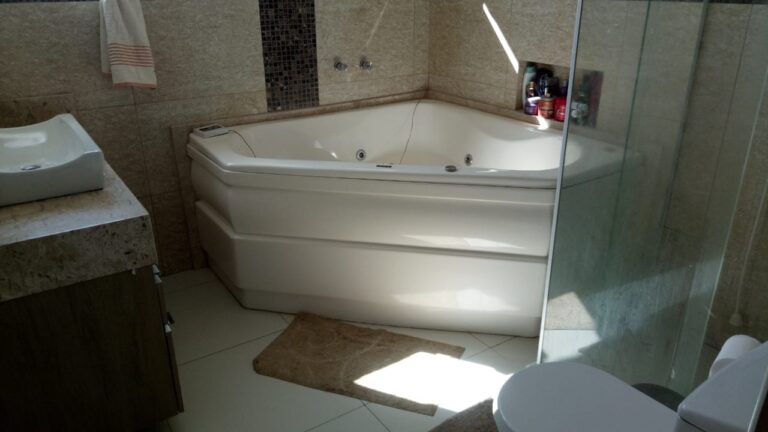 Excelente sobrado em Cond. Fechado na cidade de Águas de Lindóia