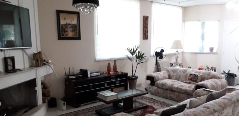 Excelente sobrado em Cond. Fechado na cidade de Águas de Lindóia