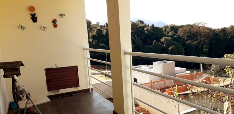 Excelente sobrado em Cond. Fechado na cidade de Águas de Lindóia