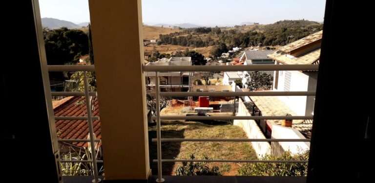 Excelente sobrado em Cond. Fechado na cidade de Águas de Lindóia