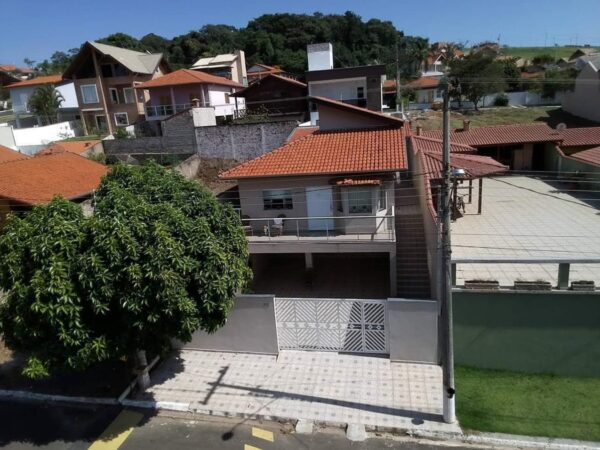 Ótima casa em Cond. fechado