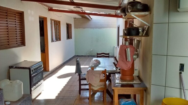 Excelente casa ao lado de Condomínio Fechado