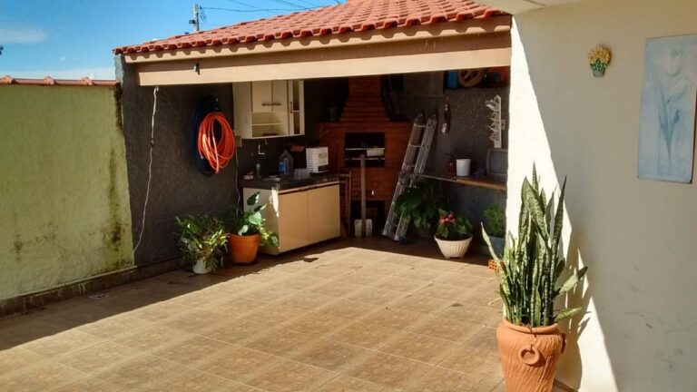 Excelente casa ao lado de Condomínio Fechado