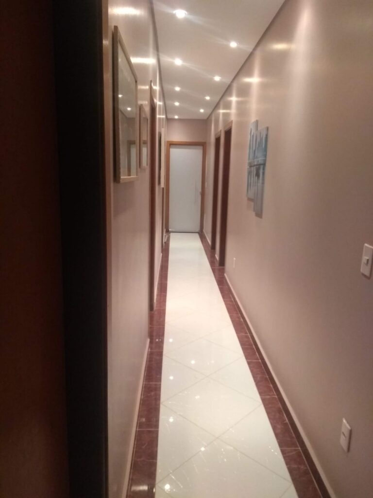 Linda casa mobiliada em condomínio fechado