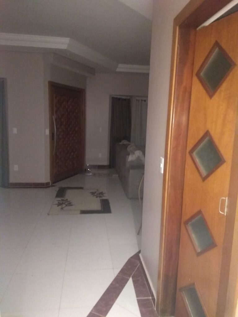 Linda casa mobiliada em condomínio fechado