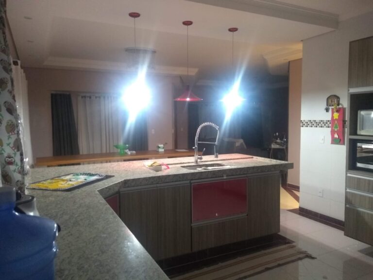 Linda casa mobiliada em condomínio fechado