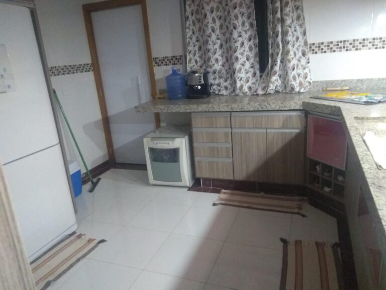 Linda casa mobiliada em condomínio fechado