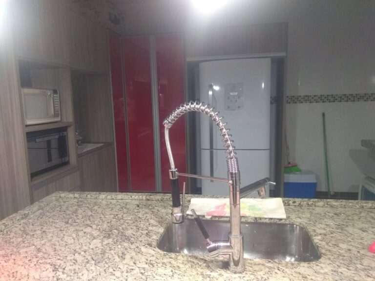 Linda casa mobiliada em condomínio fechado