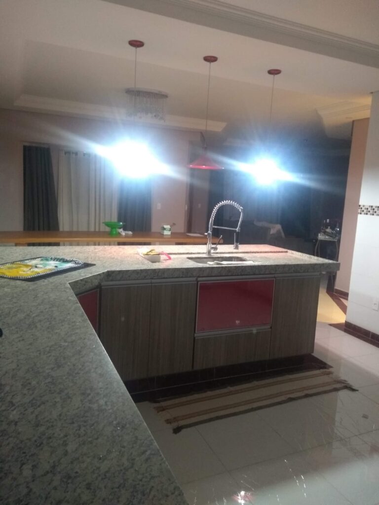 Linda casa mobiliada em condomínio fechado