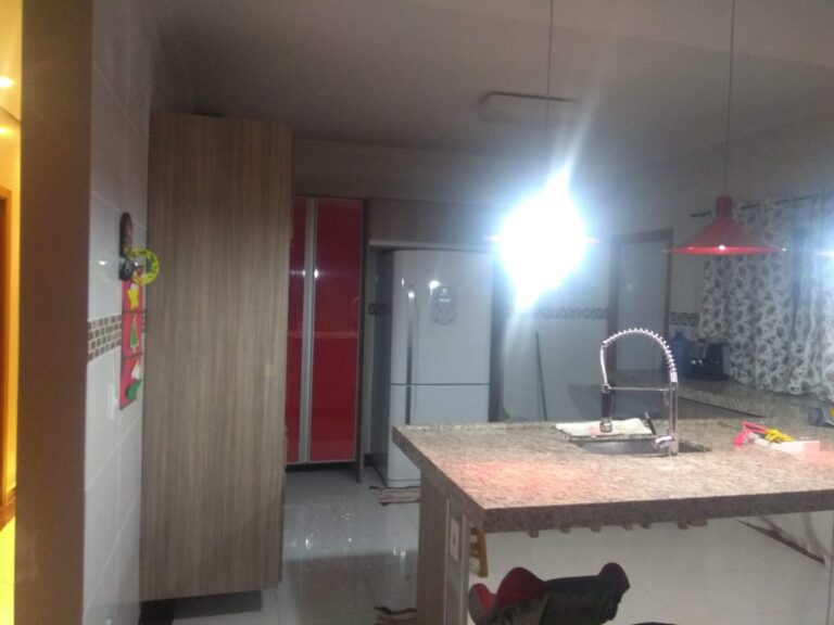Linda casa mobiliada em condomínio fechado