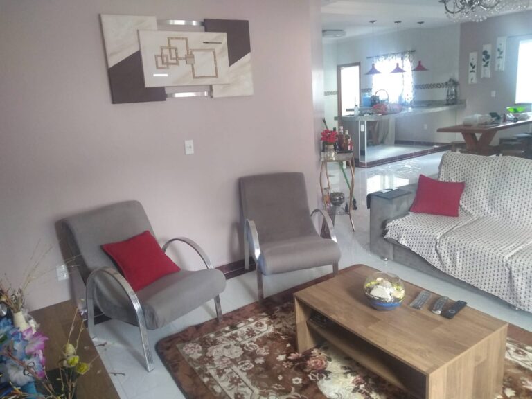 Linda casa mobiliada em condomínio fechado