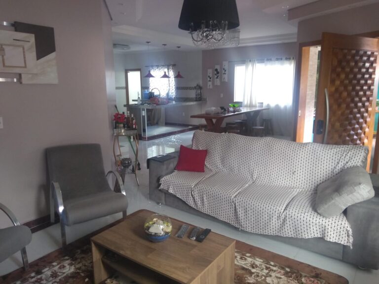 Linda casa mobiliada em condomínio fechado