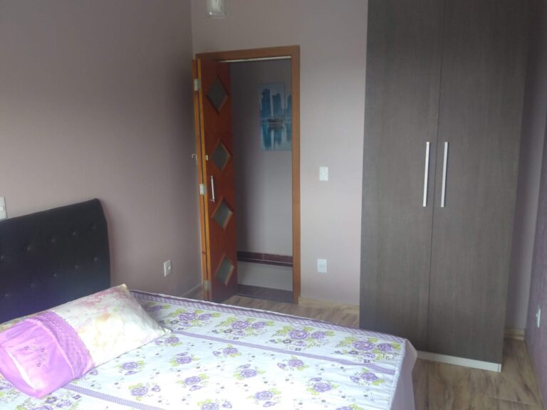 Linda casa mobiliada em condomínio fechado