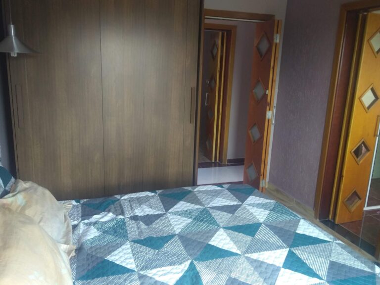 Linda casa mobiliada em condomínio fechado