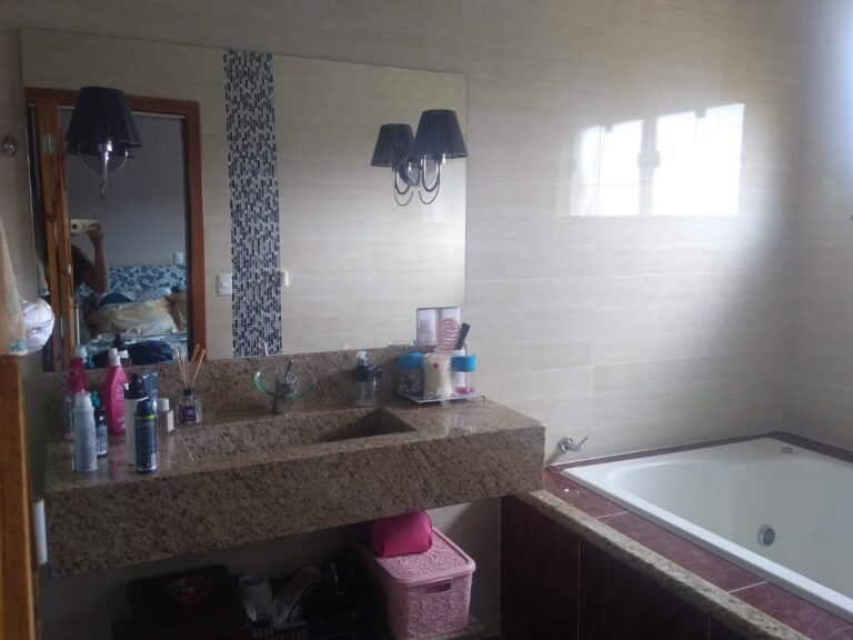 Linda casa mobiliada em condomínio fechado