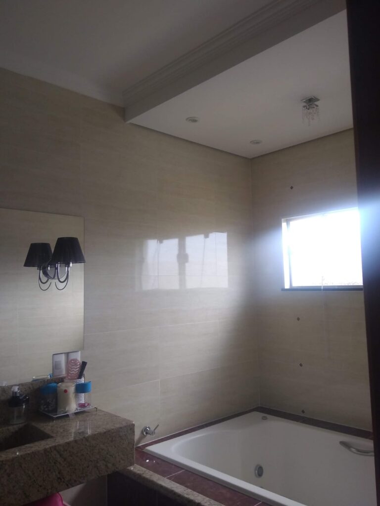 Linda casa mobiliada em condomínio fechado