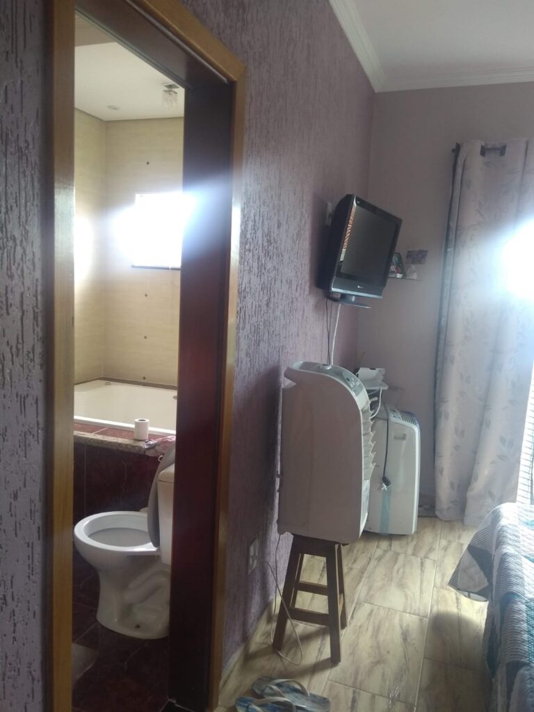 Linda casa mobiliada em condomínio fechado