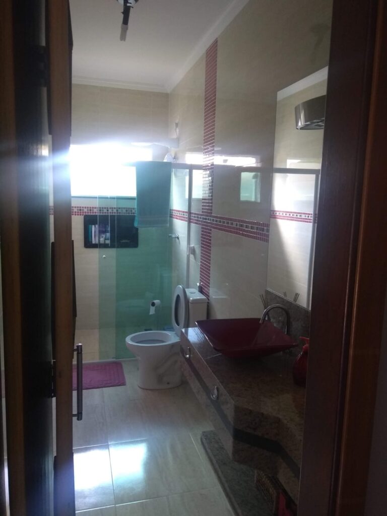 Linda casa mobiliada em condomínio fechado