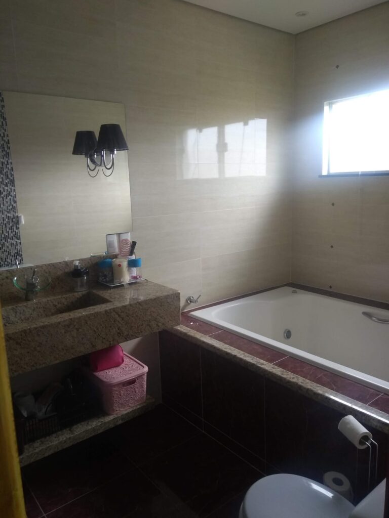 Linda casa mobiliada em condomínio fechado