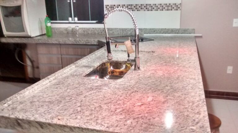 Linda casa mobiliada em condomínio fechado