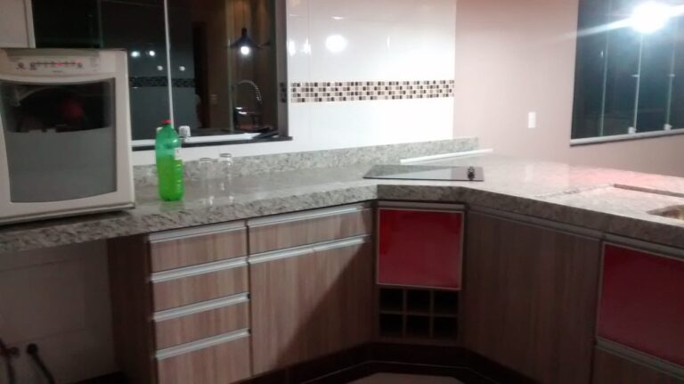 Linda casa mobiliada em condomínio fechado