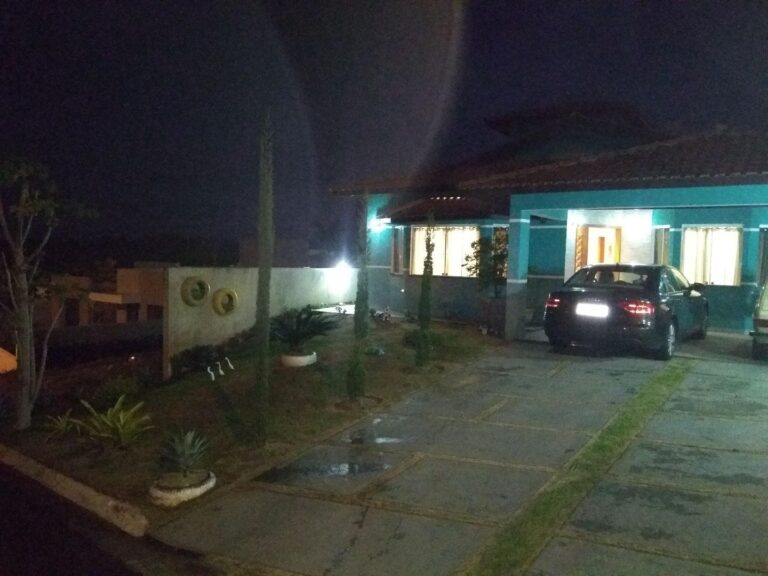 Linda casa mobiliada em condomínio fechado
