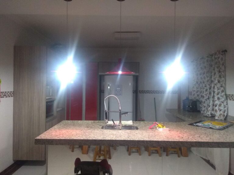 Linda casa mobiliada em condomínio fechado