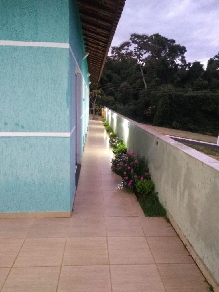 Linda casa mobiliada em condomínio fechado