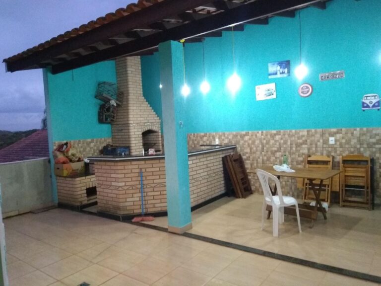 Linda casa mobiliada em condomínio fechado