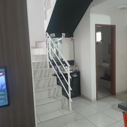 VENDE-SE BELÍSSIMA CASA