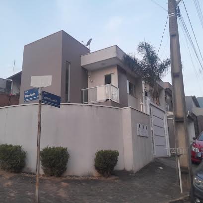VENDE-SE BELÍSSIMA CASA