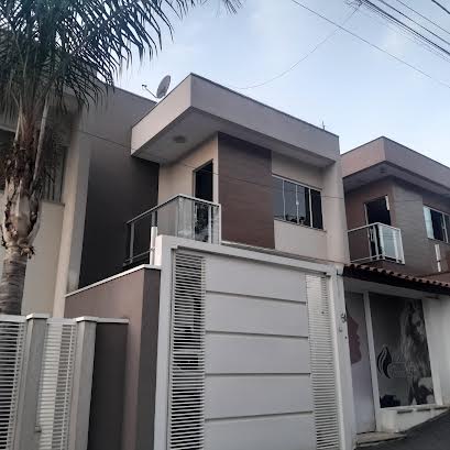 VENDE-SE BELÍSSIMA CASA
