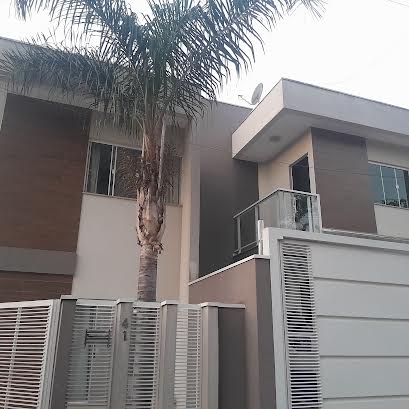 VENDE-SE BELÍSSIMA CASA