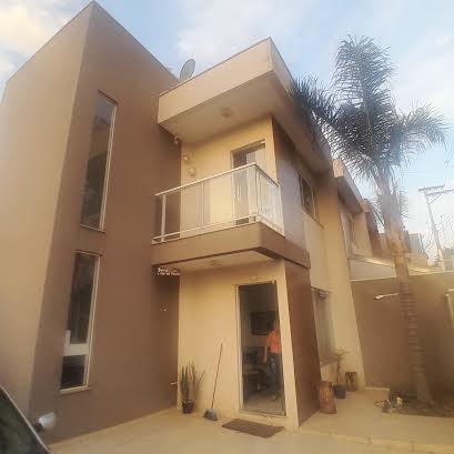 VENDE-SE BELÍSSIMA CASA