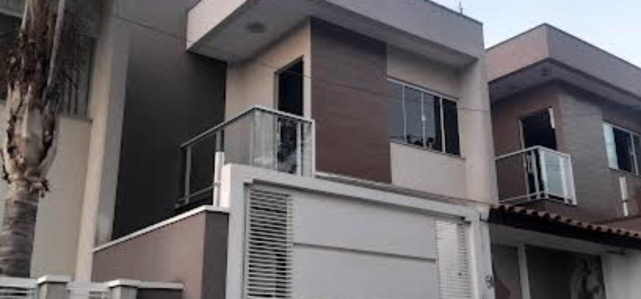 VENDE-SE BELÍSSIMA CASA